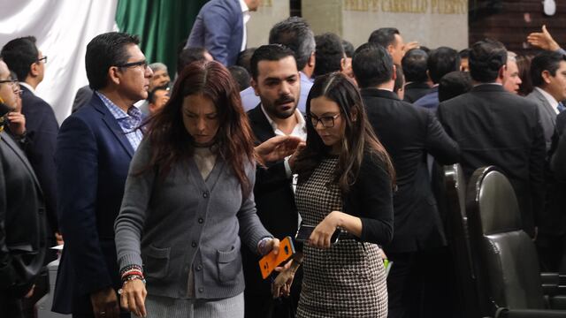 La presidenta de la Cámara de Diputados, Laura Rojas, abandona el Pleno en medio de la bronca entre PAN y Morena.