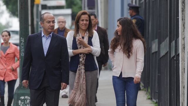 Felipe Calderón y Margarita Zavala caminan con su hija por una calle de Ciudad de México.