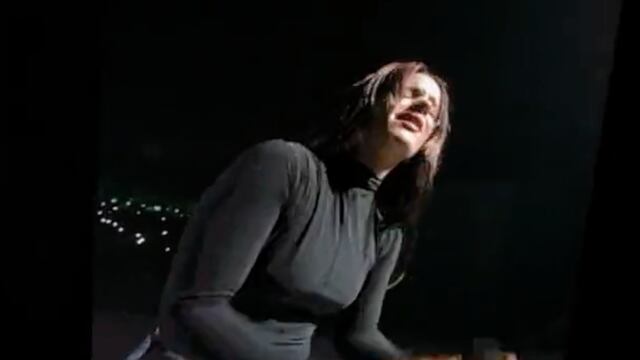 Rosalía se rompió al cantar Beso