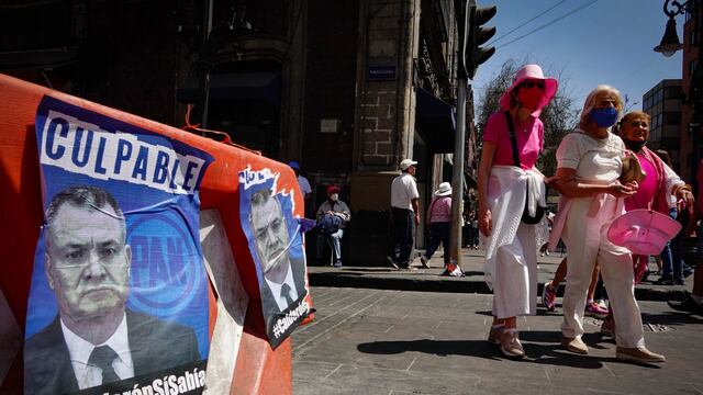 Carteles exponiendo el vínculo de Genaro García Luna con el partido político Partido Acción Nacional durante marcha en protesta al INE