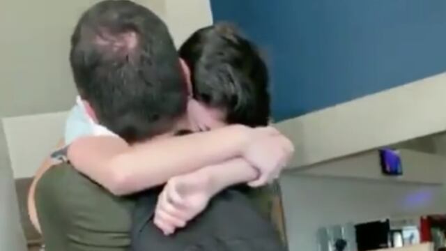 King y su padre después de la Copa Mundial de Fortnite