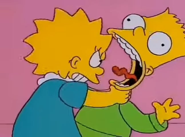 Lisa ahorcando a su hermano Bart, en Los Simpson.