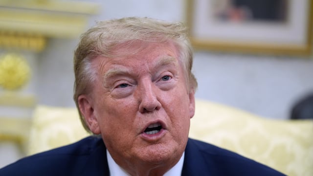 Trump amenaza con bombardear “sin piedad” a Omán por el estrecho de Ormuz