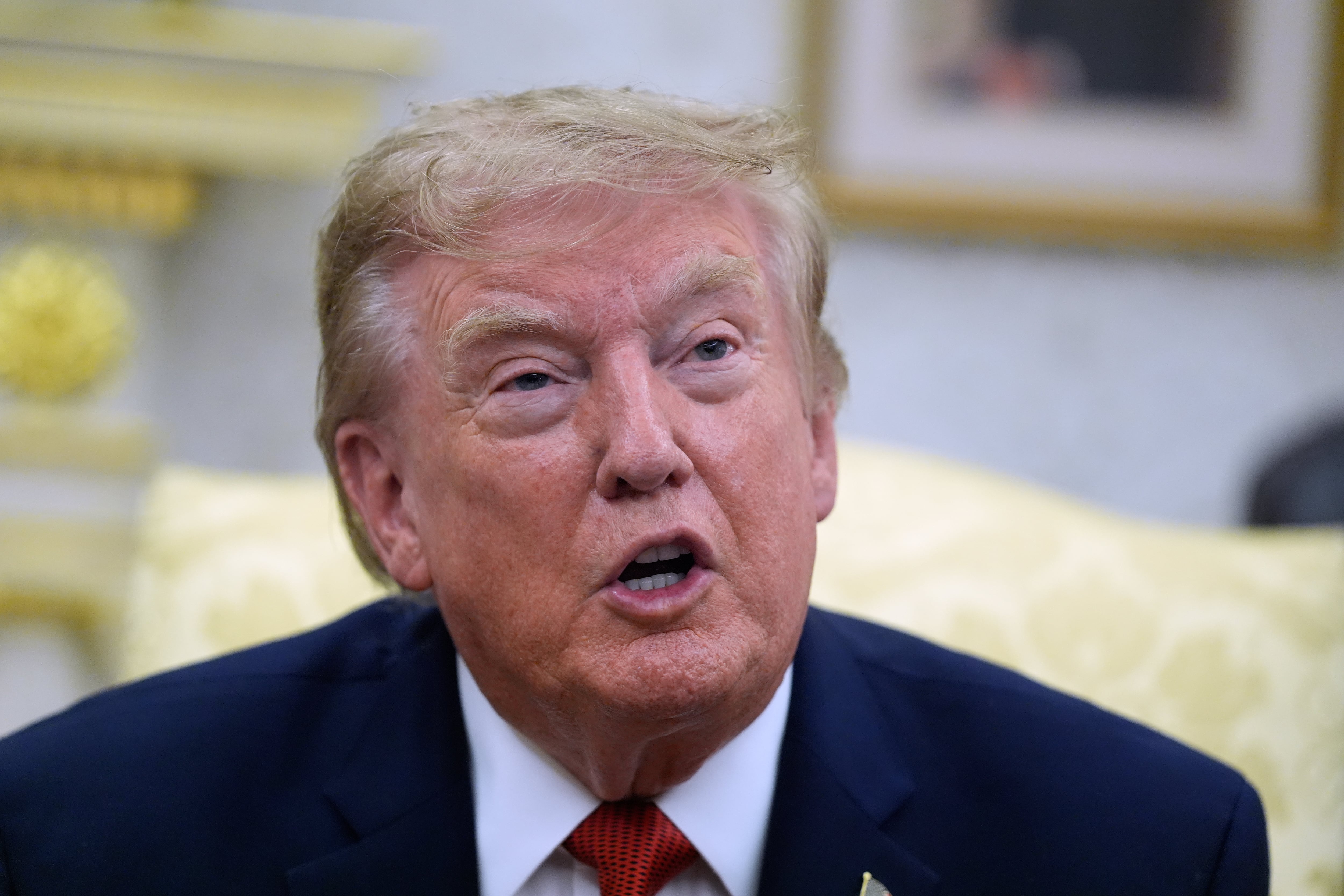 Trump amenaza con bombardear “sin piedad” a Omán por el estrecho de Ormuz