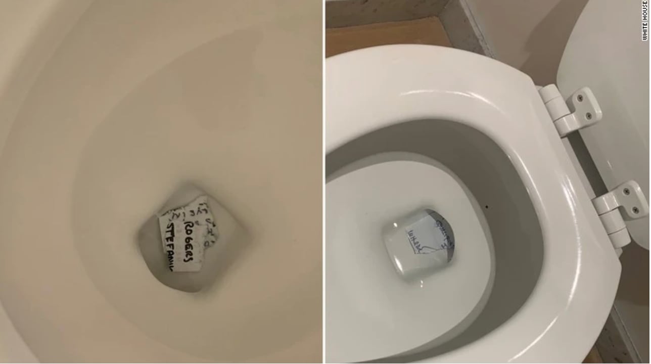 Donald Trump tiraba documentos oficiales por el inodoro