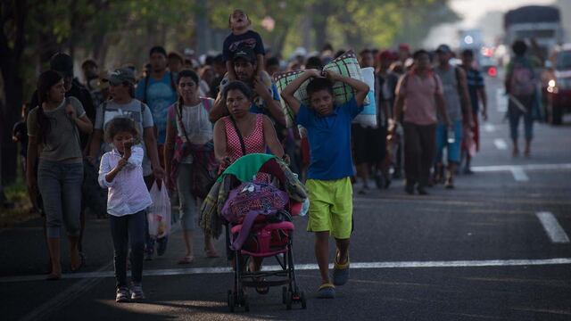 Miles de migrantes centroamericanos avanzan por el municipio de Mazatán, Chiapas en su camino a Estados Unidos.