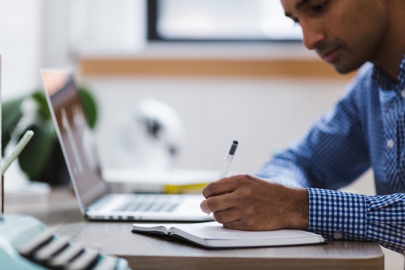 Se venga de su equipo de trabajo al inventarse uno de los mejores pretextos