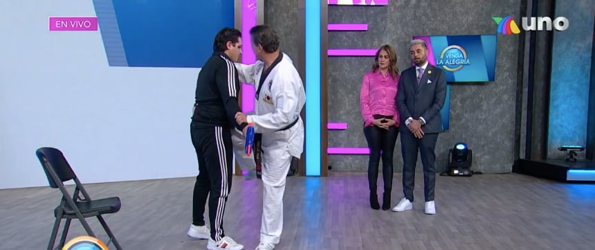 Alfredo Adame da clases de taekwondo tras perder en pelea callejera