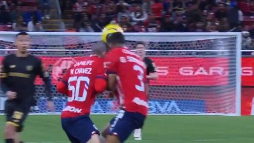 El impresionante cabezazo que Mateo Chávez le dio al Tiba Sepúlveda que lo mandó en ambulancia