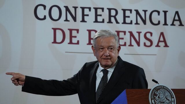 AMLO anuncia aumento de sueldo a mestros