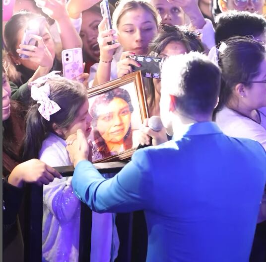 Carlos Rivera conmueve al público al cantarle a la mamá de Valentina hasta el cielo