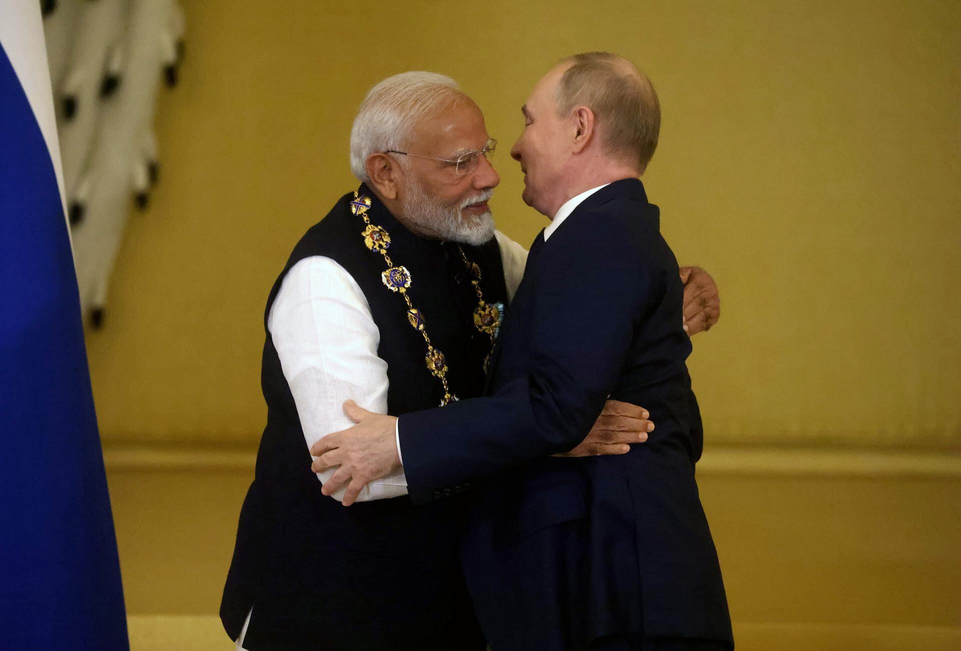 Vladimir Putin condecora a Narendra Modi con la orden de San Andrés, la más alta distinción de Rusia