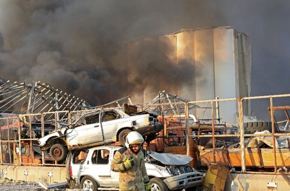 Autos amontonados tras explosión en Beirut