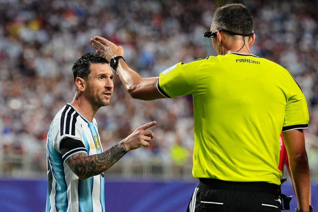 Messi reclama al árbitro Joao Pinheiroa durante el partido Argentina vs Suiza en el Mundial 2026