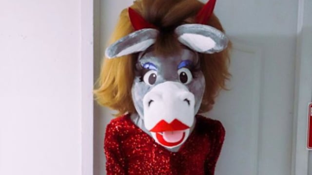 Mamá Melanito, el divertido personaje de Turbulence y la Burrita Burrona