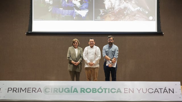 Con la presencia del Gobernador Joaquín Díaz Mena y del director general del IMSS-Bienestar, Alejandro Svarch Pérez, Yucatán concretó la primera cirugía robótica.