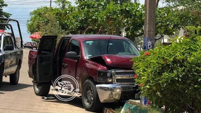 La camioneta del joven terminó por chocar contra un poste.
