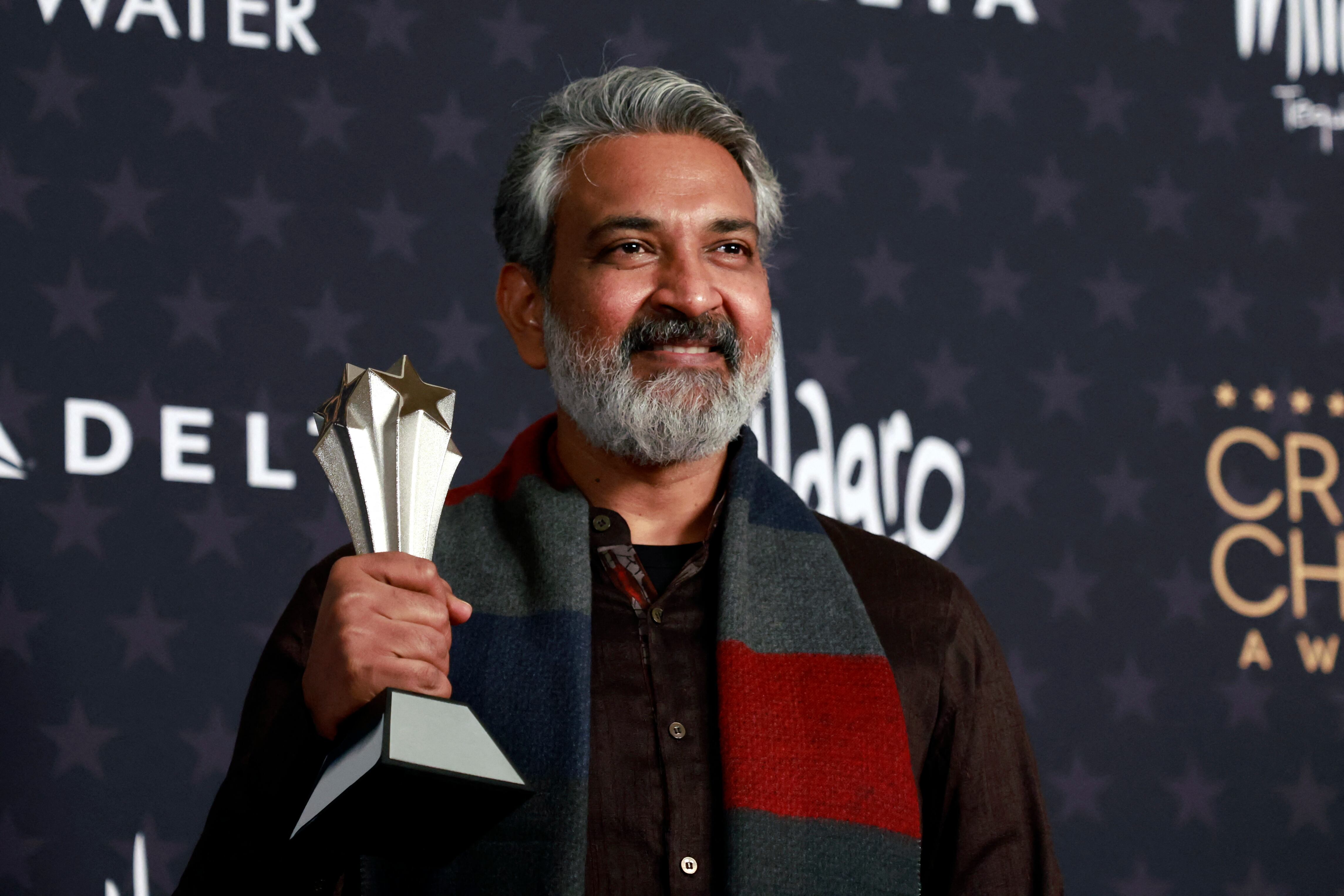Rajamouli, director de RRR en los Critics Choice Awards 2023