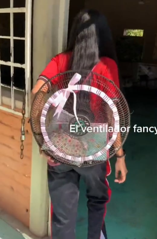 Alumna se pone creativa para el TikTok: "En todo menos en mochila"