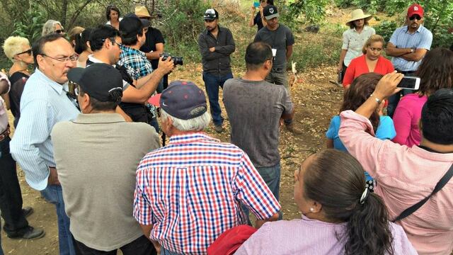 Momento en que fueron confrontados, por ciudadanos y Verónica Cordero, los guardias de seguridad de Los Cardones por amenazas a la familia Cordero.