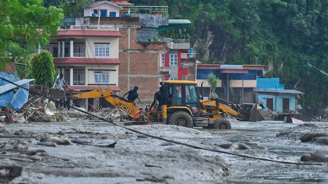 La riada entre China y Nepal sube cifras a 160 muertos y 700 desparecidos; videos muestra magnitud