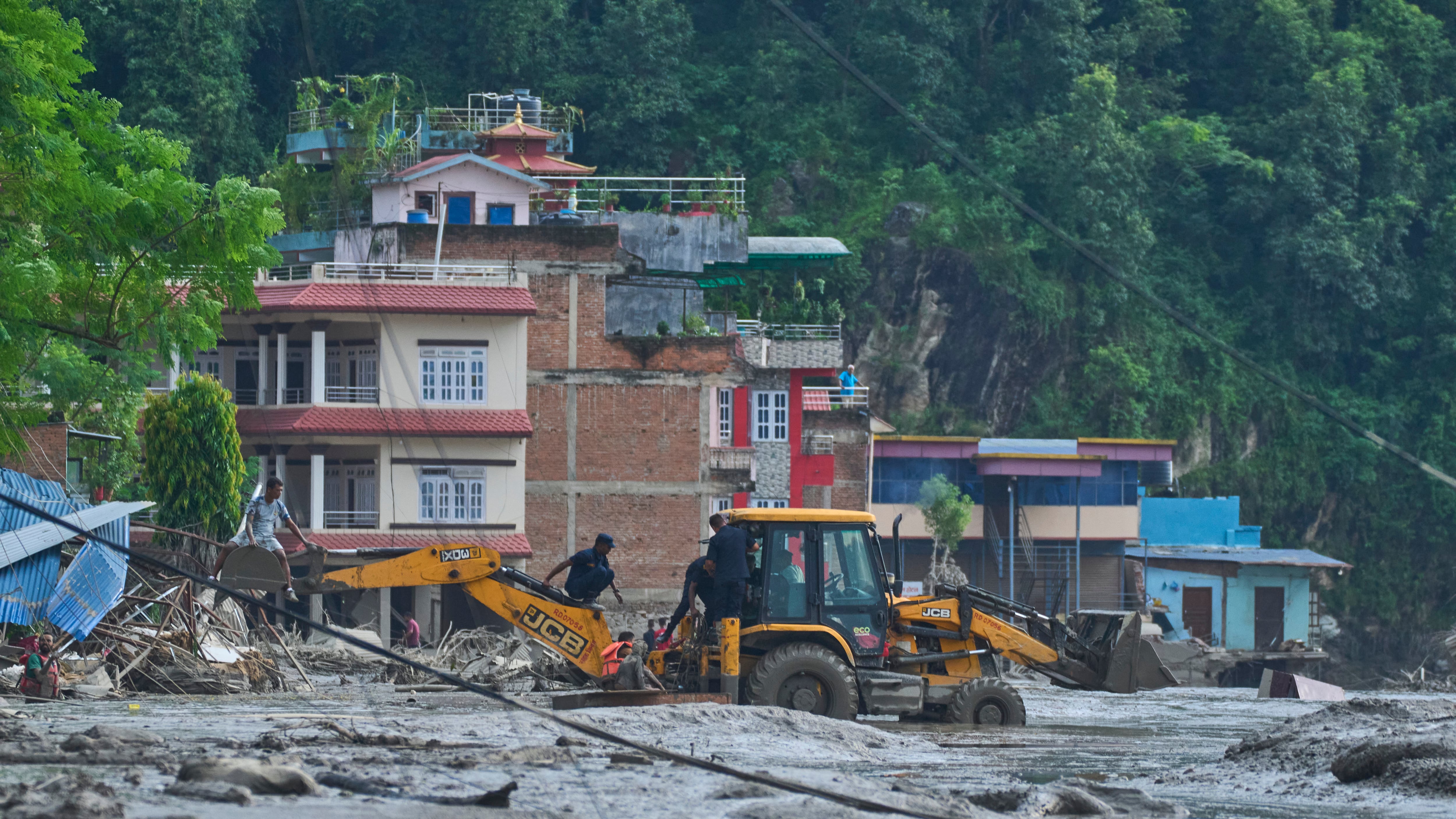 Videos muestran la devastadora magnitud de la riada en la frontera de China y Nepal