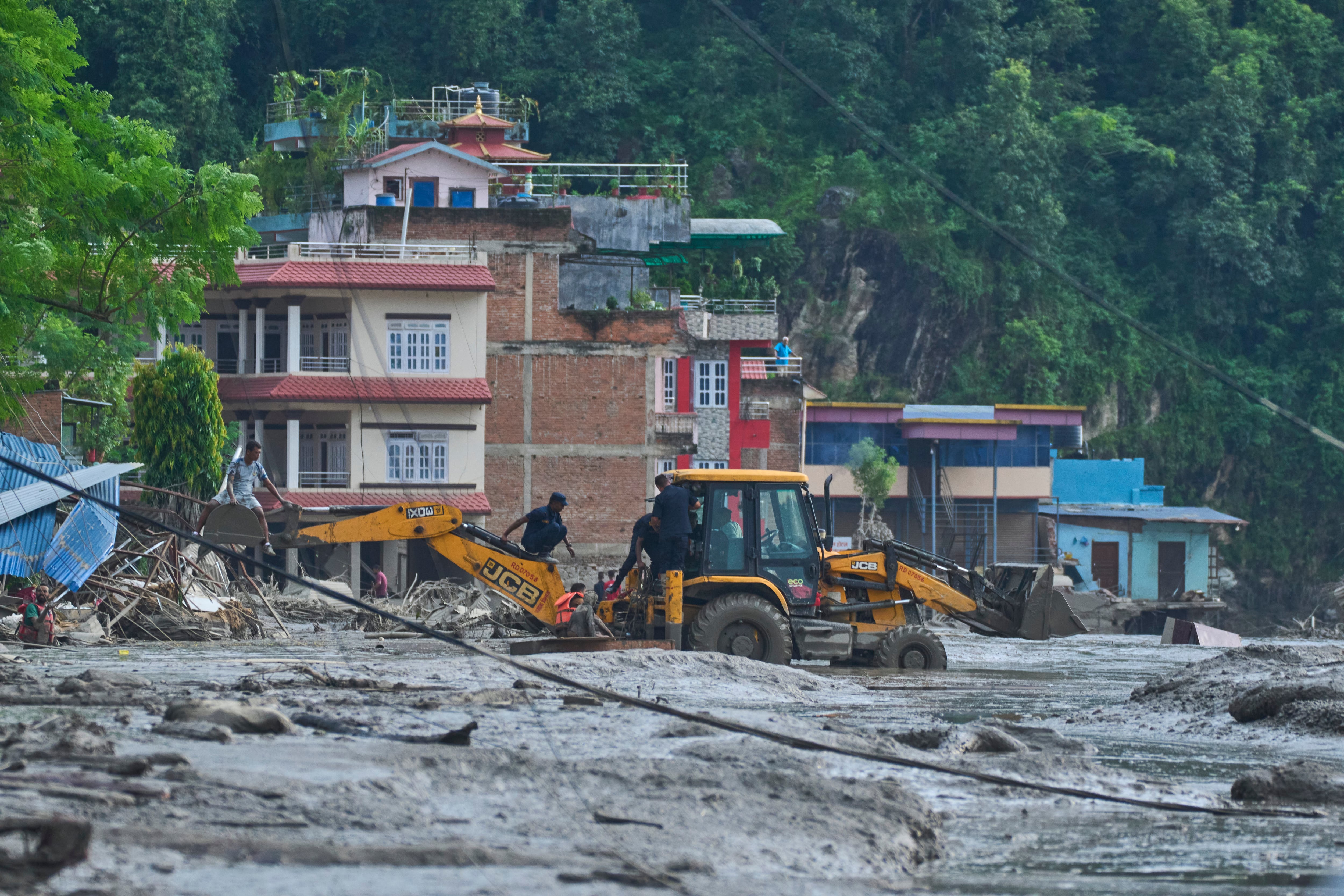 La riada entre China y Nepal sube cifras a 160 muertos y 700 desparecidos; videos muestra magnitud
