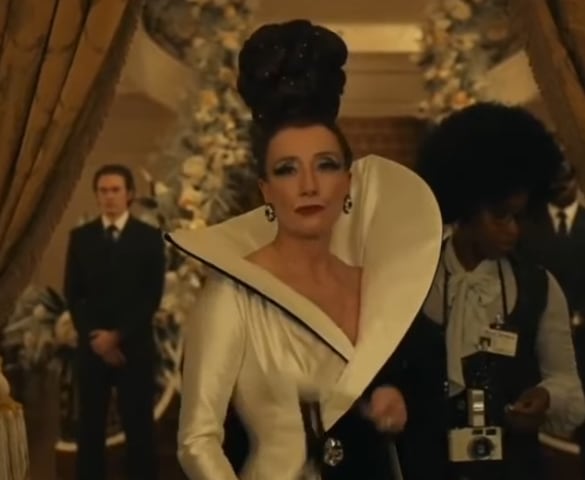 Emma Thompson como la Baronesa von Hellman en la película 'Cruella'