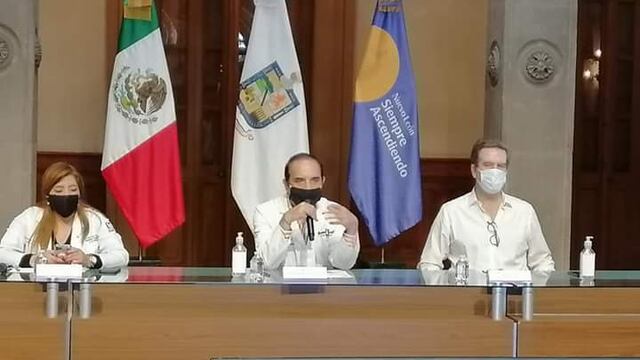 Ya tiene días que la rueda de prensa la ofrece el secretario de Salud con cubrebocas.