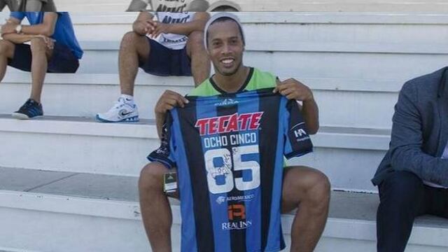 Ronaldinho regala camisa firmada a Ochocinco