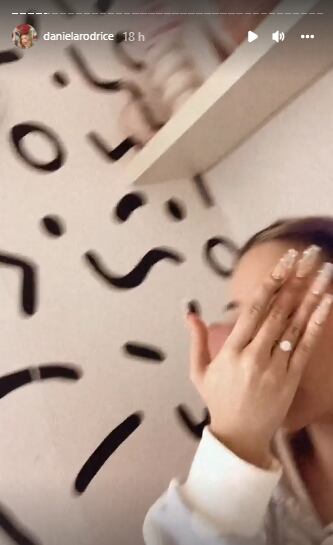 Daniela Rodrice presume su anillo de compromiso.