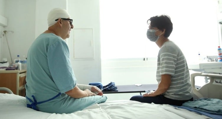 A Héctor Silva le retiran tumor cerebral mientras canta las mañanitas