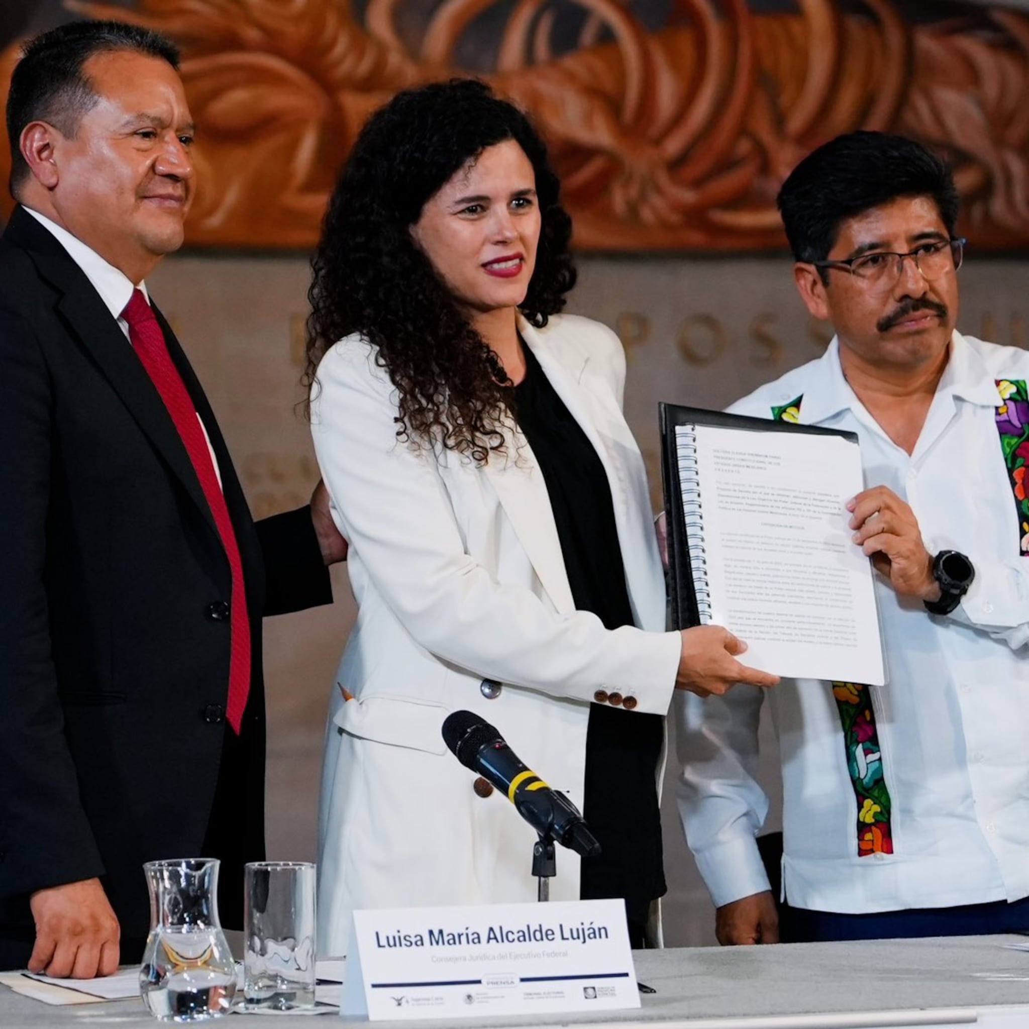 Luisa Alcalde recibe de Hugo Aguilar propuesta para reformar Ley de Amparo y Poder Judicial