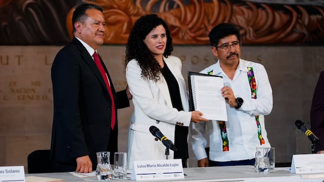 Luisa Alcalde recibe propuesta de reforma de Ley de Amparo y Poder Judicial