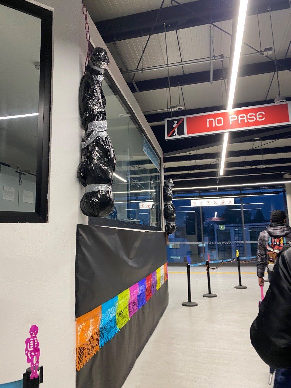 decoración de Halloween ponen ‘colgados embolsados’ en la estación Campos Revolución del Cablebús de la CDMX