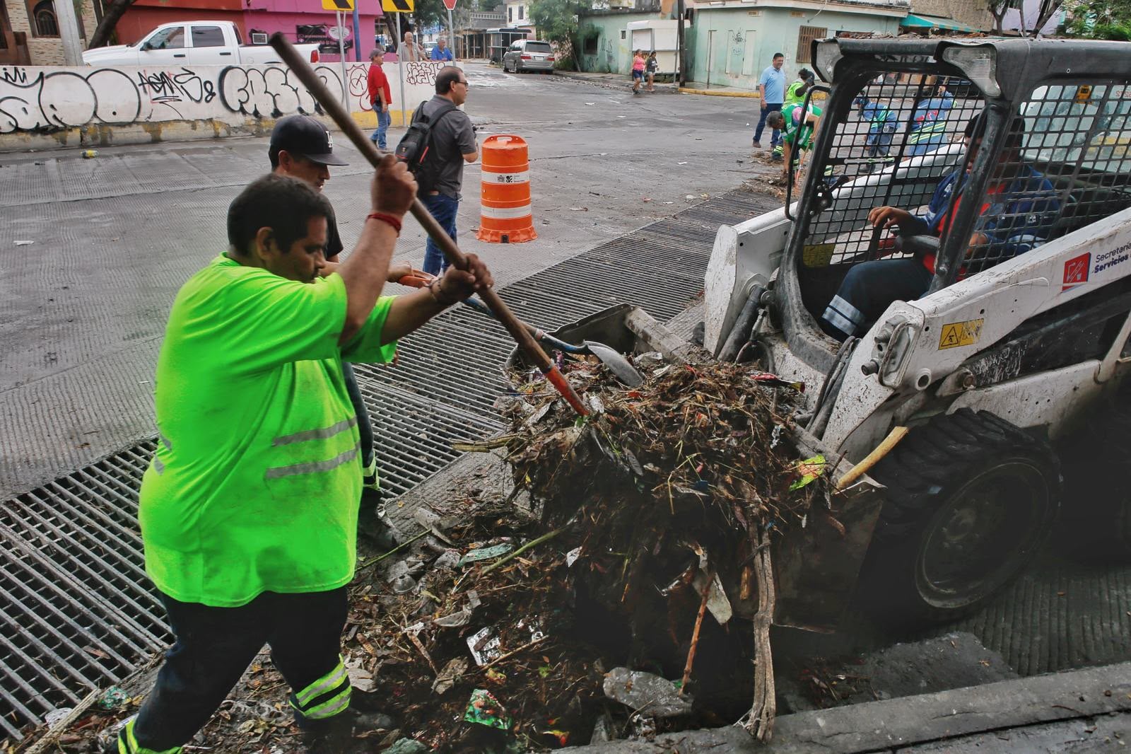Cuadrillas de Servicios Públicos realizan limpieza a infraestructura pluvial