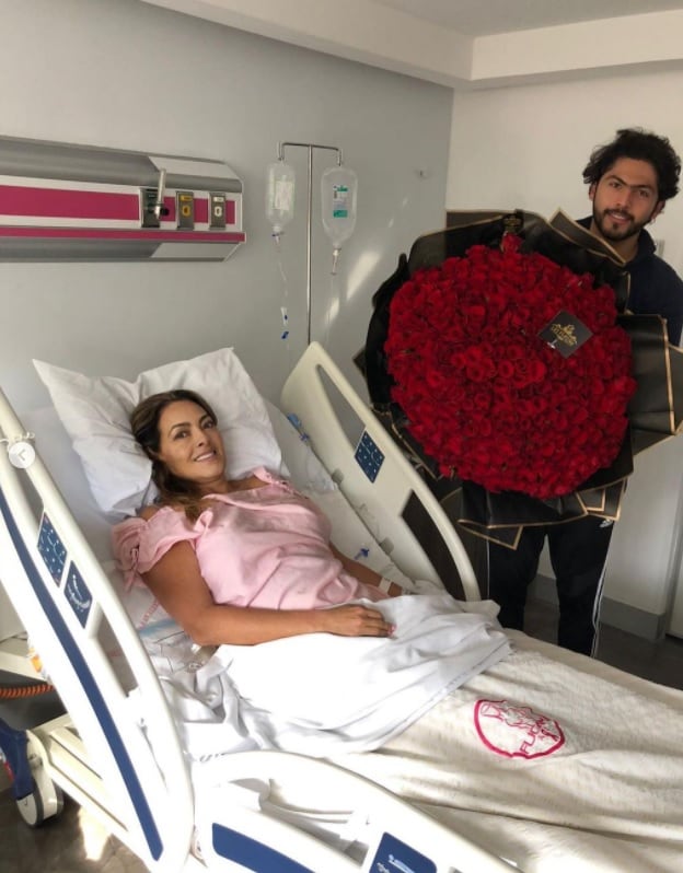 Verónica del Castillo presume ramo de su hermana Kate