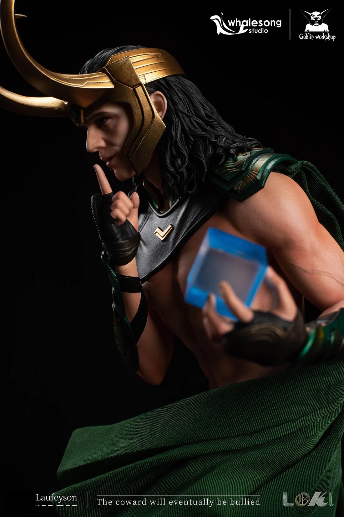 Figura de Loki desnudo
