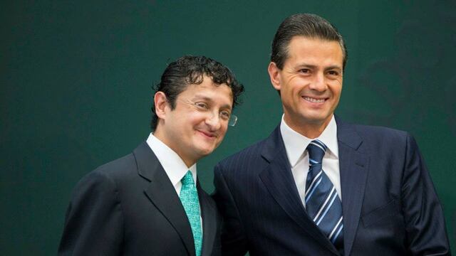 Virgilio Andrade y Enrique Peña durante el nombramiento. Foto: Presidencia