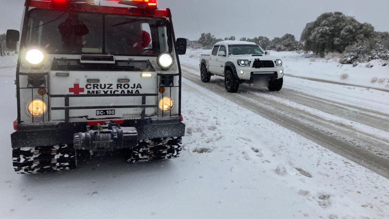 Cruz Roja rescata a 65 personas de nevada en Baja California