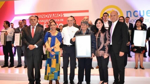 La secretaria de Salud, Gloria Molina Gamboa, recibió el reconocimiento de manos del subsecretario de Prevención y Promoción de la Salud, Hugo López-Gatell Ramírez.