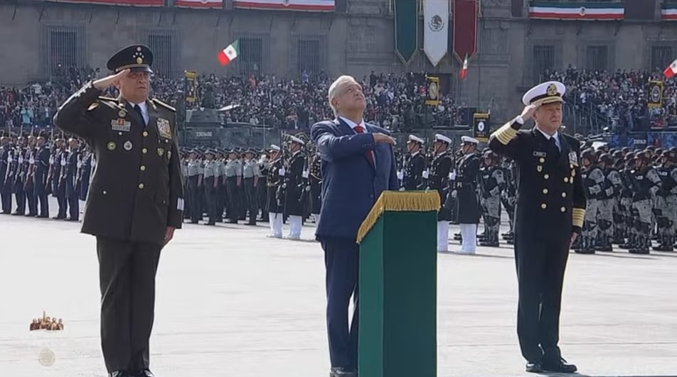 AMLO pasa lista de tropas que van a desfilar en desfile militar del 16 de septiembre