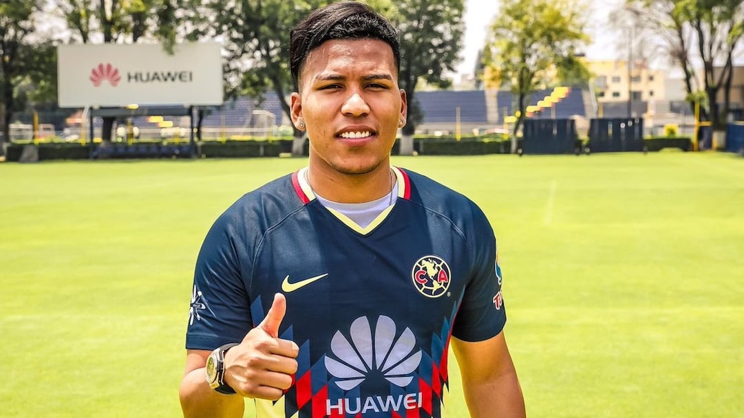 Roger Martínez se enfundó en la camiseta azulcrema