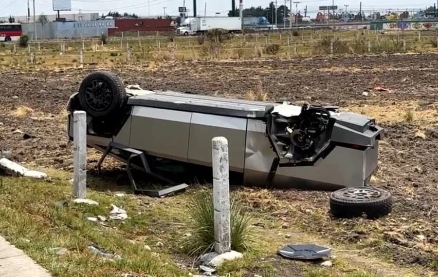 Camioneta Cybertruck se volcó en Toluca.