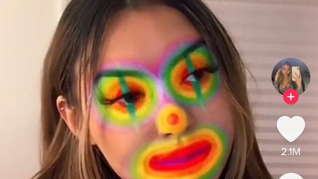 Mesera atiende a Adam Sandler