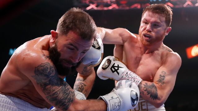 Caleb Plant fue noqueado por Canelo Álvarez
