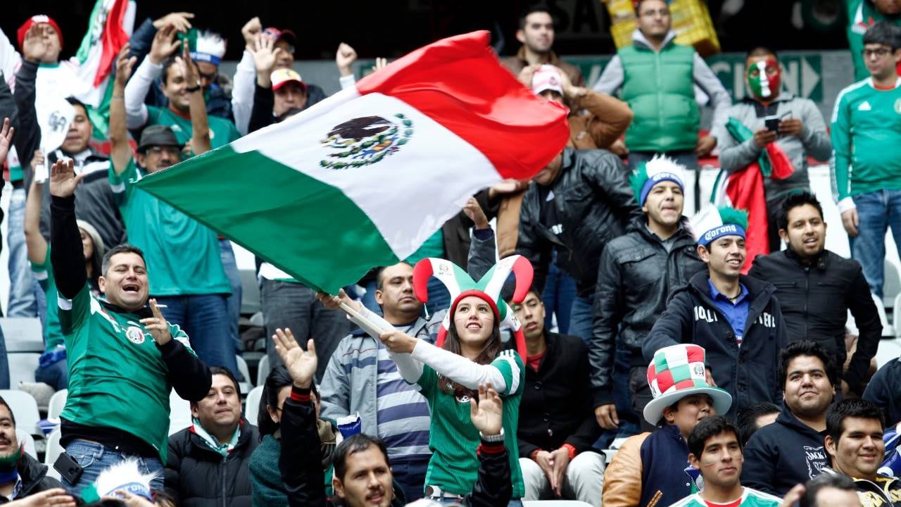 La afición de México en el Estadio Azteca.