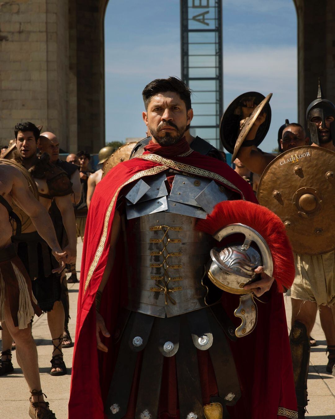 Oribe Peralta encabeza el desfile por el estreno de la película Gladiador II.