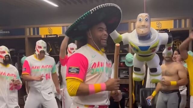 Los jugadores de los San Diego Padres festejaron su victoria en México con una piñata y máscaras de luchador.