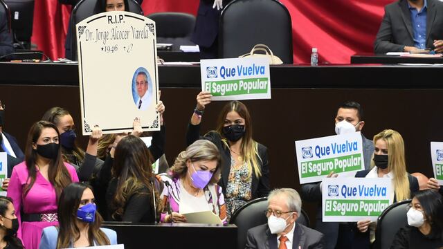 Diputados del PAN entregan lápida a Jorge Alcocer